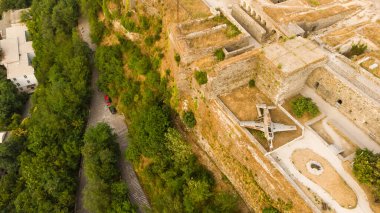 Tarihsel UNESCO, Arnavutluk 'un güneyindeki Cirocaster kentini tepenin üstünde bir şatoyla korudu. Panoramik fotoğraf