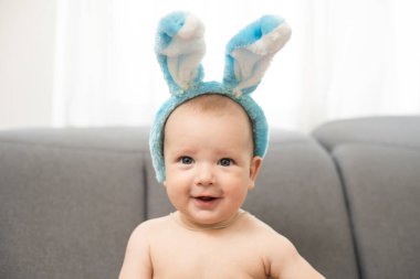 Tavşan kulaklı şirin bir çocuk, Paskalya