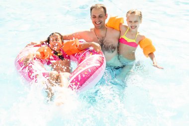 Bilardoda oynayan çocuklar. İki küçük kız havuzda eğleniyor. Yaz tatili ve tatil konsepti