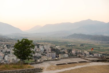 Tarihsel UNESCO, Arnavutluk 'un güneyindeki Cirocaster kentini tepenin üstünde bir şatoyla korudu. Panoramik fotoğraf