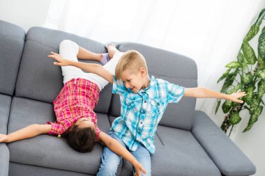 birlikte rahatlatıcı yatakta kardeş