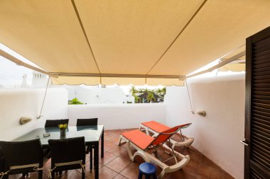 Güzel bir teras veya balkonda küçük bir masa.