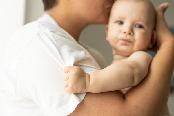 Kép boldog anya babával a kezében — Stock Fotó
