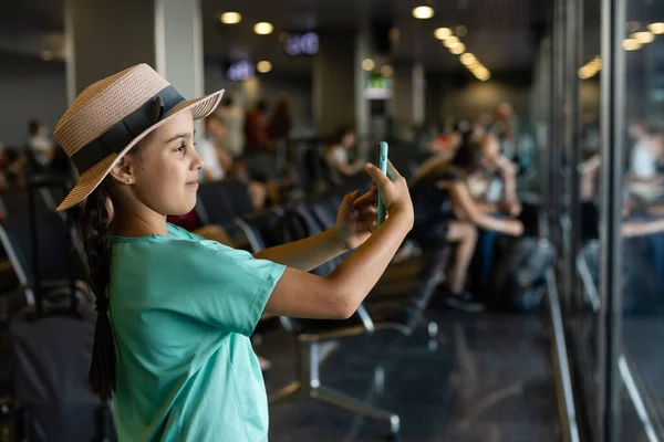 Niña con maleta de viaje en el aeropuerto, los niños viajan —  Fotos de Stock