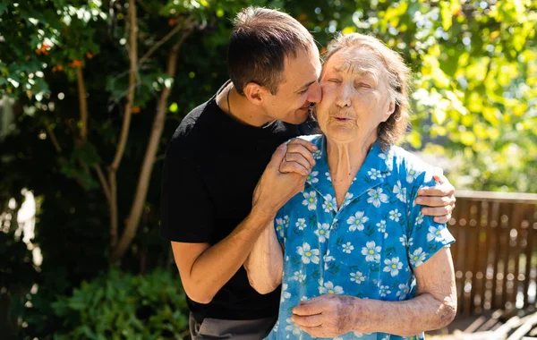 Çok yaşlı, büyük büyük anne ve büyük torun..