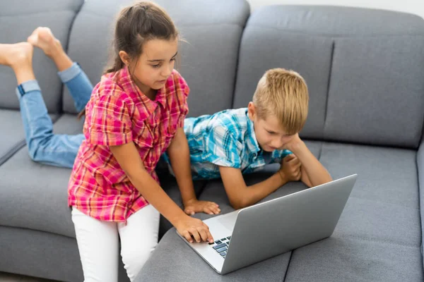 Leuke kinderen gebruiken laptop voor onderwijs, online studie, thuis studeren, Boy and Girl hebben huiswerk op afstand leren. Lifestyle concept voor thuisonderwijs. — Stockfoto