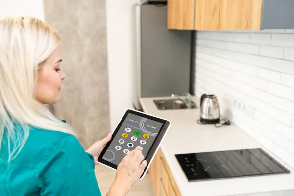 Conception of smart kitchen controlled by tablet application — Stock Photo, Image