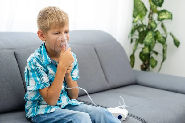 Ένα δεκάχρονο αγόρι αναπνέει μέσω νεφελοποίησης.. — Φωτογραφία Αρχείου