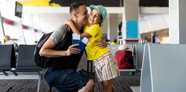 Little girl with her father at airport — Stock Photo, Image