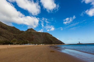 mükemmel kumsal sıcak yaz gününde