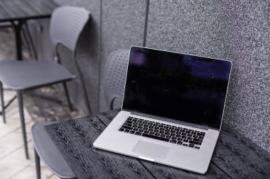 Kafedeki masada dizüstü bilgisayar var.