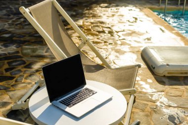 Tablo arka plan bir havuz olarak bilgisayarda.