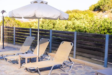 Yüzme Havuzu yanında iki şezlong.