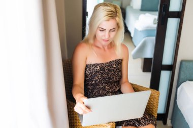 Mutlu Genç Güzel Kadın Laptop Kullanıyor, İçerde
