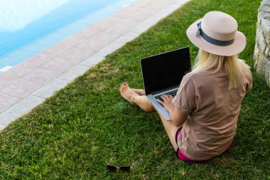 güneşlenme ve açık havada havuzu yakındaki bir şezlong üzerinde seksi kadın