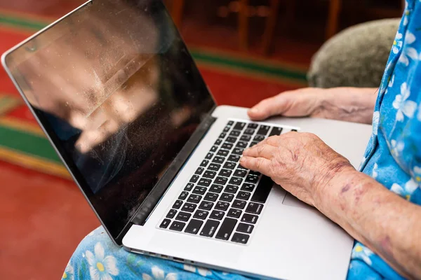 Mulher muito idosa segurando um laptop — Fotografia de Stock