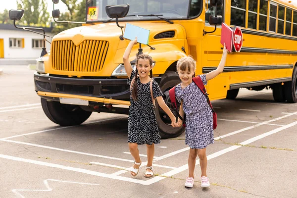 Rozkošné školáci běží do školního autobusu — Stock fotografie