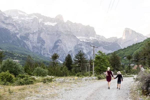 Arnavutluk 'un dağlarında gezen anne ve kız