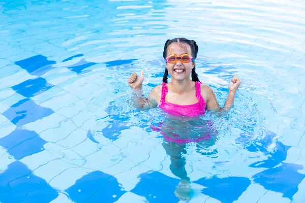 Lächelndes kleines Mädchen im Schwimmbad — Stockfoto