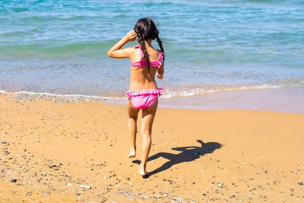 Adorable niña sonriente feliz en vacaciones en la playa — Foto de Stock