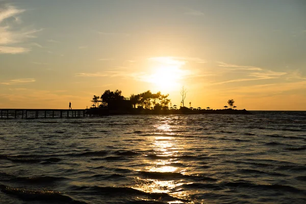 サンラウンジャー付きの海の夕景 — ストック写真