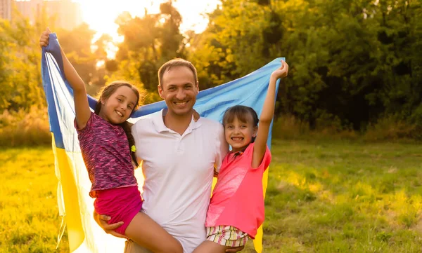 ウクライナの国旗を持つ家族は — ストック写真