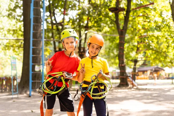 귀여운 아이들. 모험 공원의 로프 놀이터 구조물에 오르는 소년 소녀 — 스톡 사진