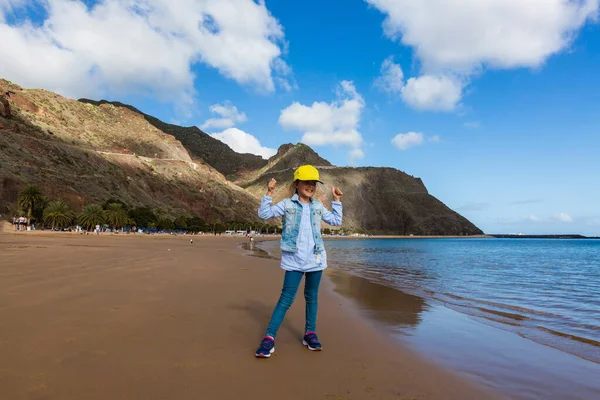 カナリア諸島のテネリフェ島の女の子のビーチ — ストック写真