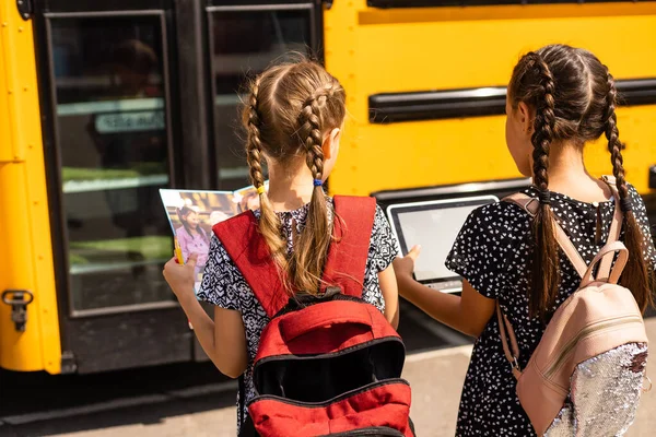 Edukacja: Uśmiechnięci przyjaciele gotowi do szkoły obok autobusu szkolnego — Zdjęcie stockowe