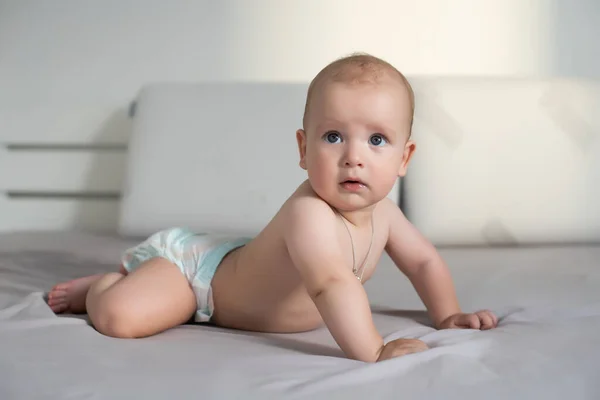 家のソファの上の赤ん坊 — ストック写真