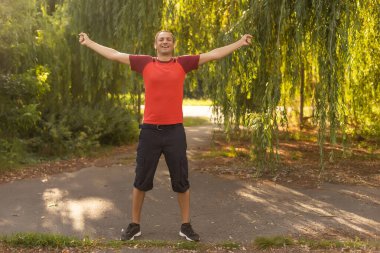 Parktaki mutlu adam. Sağlıklı yaşam tarzı kavramı