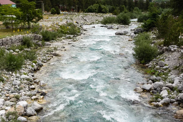 Belle vue sur la rivière de montagne en été, albania — Photo