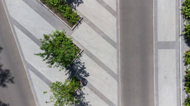 yeni konut kompleksi yakınında otopark ile sokak havadan üst görünümü