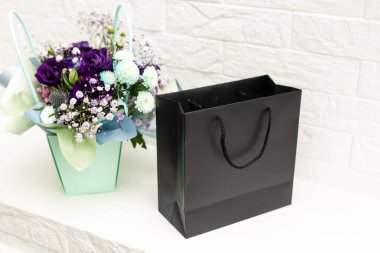 Siyah boş kese kağıtları ve buketler. Boş duvar