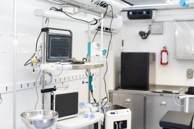 ambulans ve ekipman manzaraları içinde