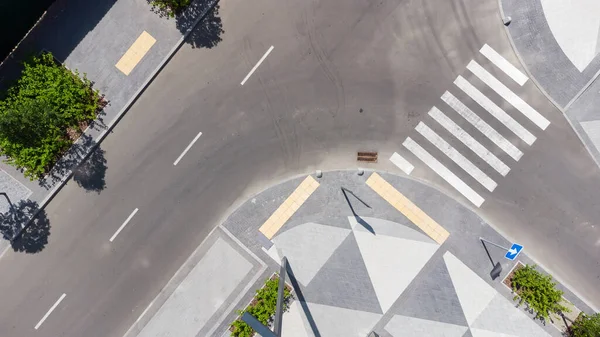 Bovenaanzicht van de luchtfoto van straat met parkeerplaats in de buurt van nieuwe residentiële wooncomplex — Stockfoto