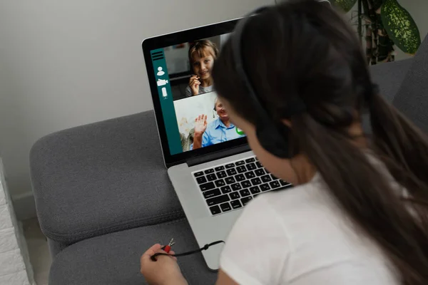 Visão traseira da menina sentar em casa, falar tem vídeo on-line chamada lição com professor ou tutor, estudante adolescente envolvida em conversa webcam, estudar o aplicativo de conferência web uso distante no laptop — Fotografia de Stock