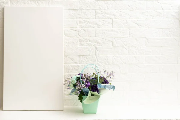 Фіолетовий букет з троянд і хризантем. білий фон — стокове фото