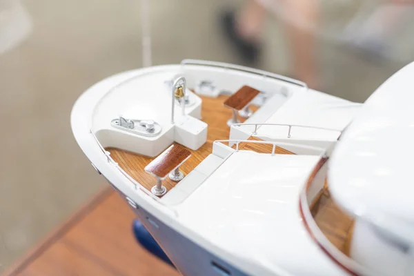 Φτιάχνοντας ένα πρότυπο σκάφος σε εσωτερικούς χώρους, επιδιώκοντας ένα χόμπι — Φωτογραφία Αρχείου