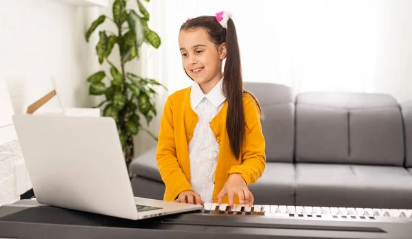 ( 영어 ) 어린 소녀 수업 시간에 피아노를 치는 모습 ( 영어 ) 온라인으로 컴퓨터 학습을 하는 모습 ( 영어 ) covid-19 crisis quarantine — 스톡 사진