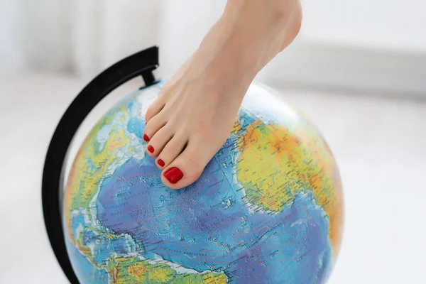 Globo geográfico patear un pie de mujer Concepto global mínimo — Foto de Stock