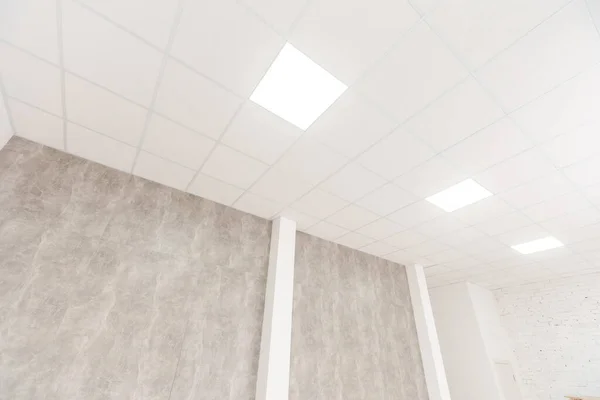 Lydisolert tak med lys- og lyskanalvindu, lydisolert taktekstur Lydtett materiale, lydabsorberende materiale, industrikonstruksjonskonsept - svart og hvit tone – stockfoto