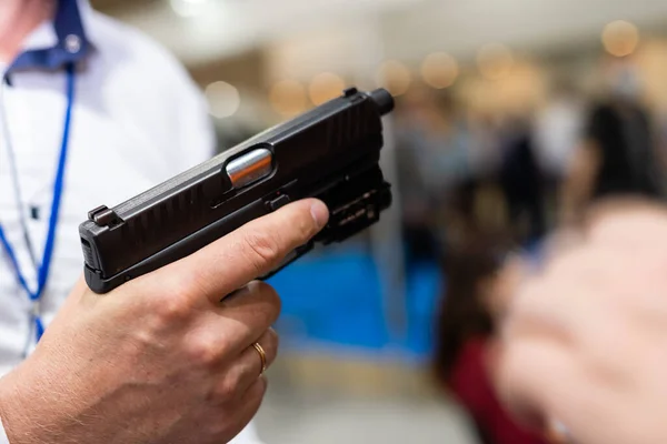 Hand hält eine halbautomatische Handfeuerwaffe — Stockfoto