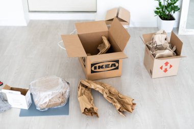 Kiev, Ukrayna - 27 Mayıs 2021: kapının yanındaki ikea kutusunu aç