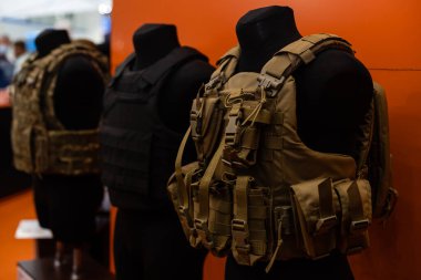 Askeri üniformalı ve teçhizatlı manken. Güvenlik kaskı ve gözlükleri. Özel telsiz iletişim cihazı. Modern savaş tesisleri.