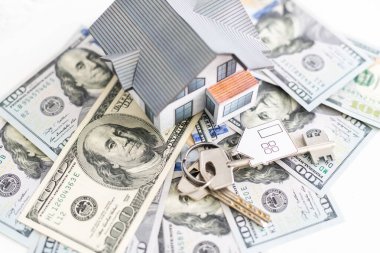 mortgage, yatırım, gayrimenkul ve emlak konsepti - ev modeline yakın, dolar parası