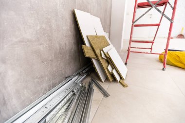 Binayı yenilemek için gerekli malzemeler. İnşaat ve onarım.