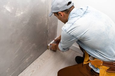 Parke değiştirildikten sonra yeni etek tahtası yerleştiriliyor