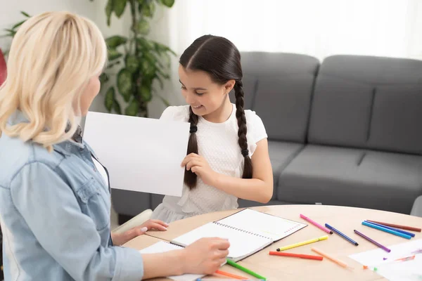 Madre hija estudio juntos en casa — Foto de Stock