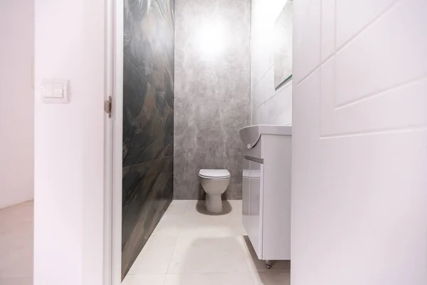 Toaletní mísa v bytě po opravě, oprava v nové budově — Stock fotografie